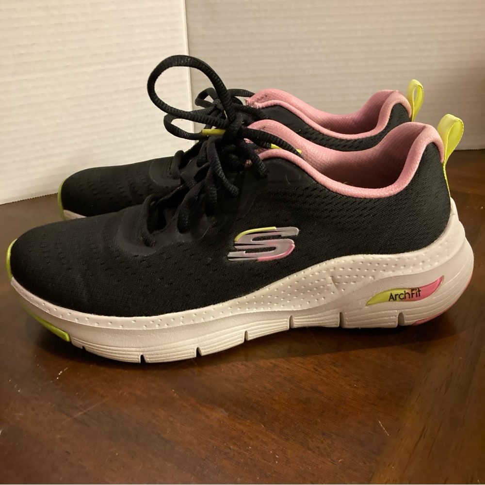Skechers Women's Black and Pink Arch Fit Sneakers